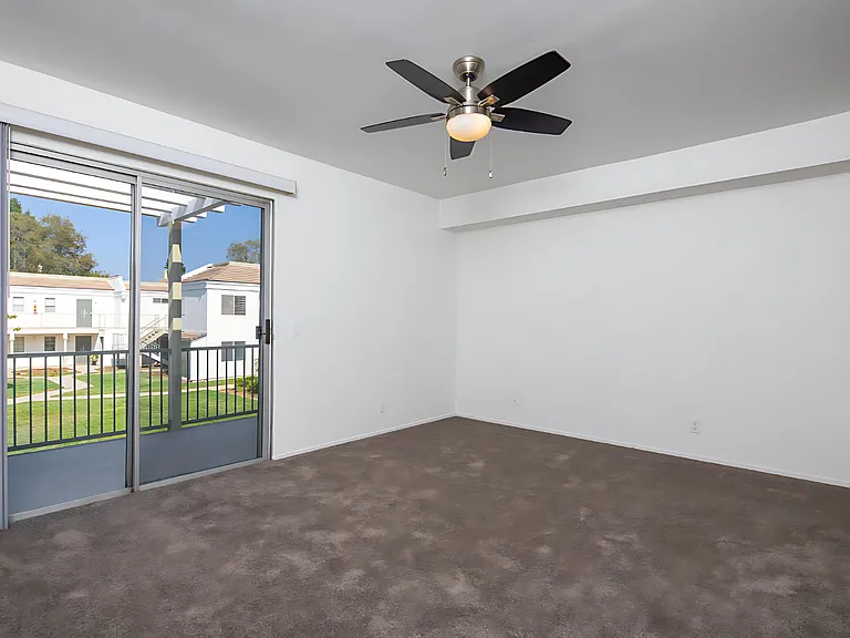 Gorgeous huge units in premier location! ASK ABOUT OUR MOVE-IN SPECIALS!! — Photo 52