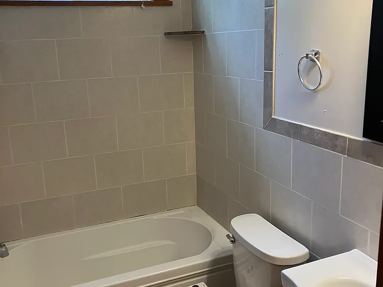 first bathroom has tub