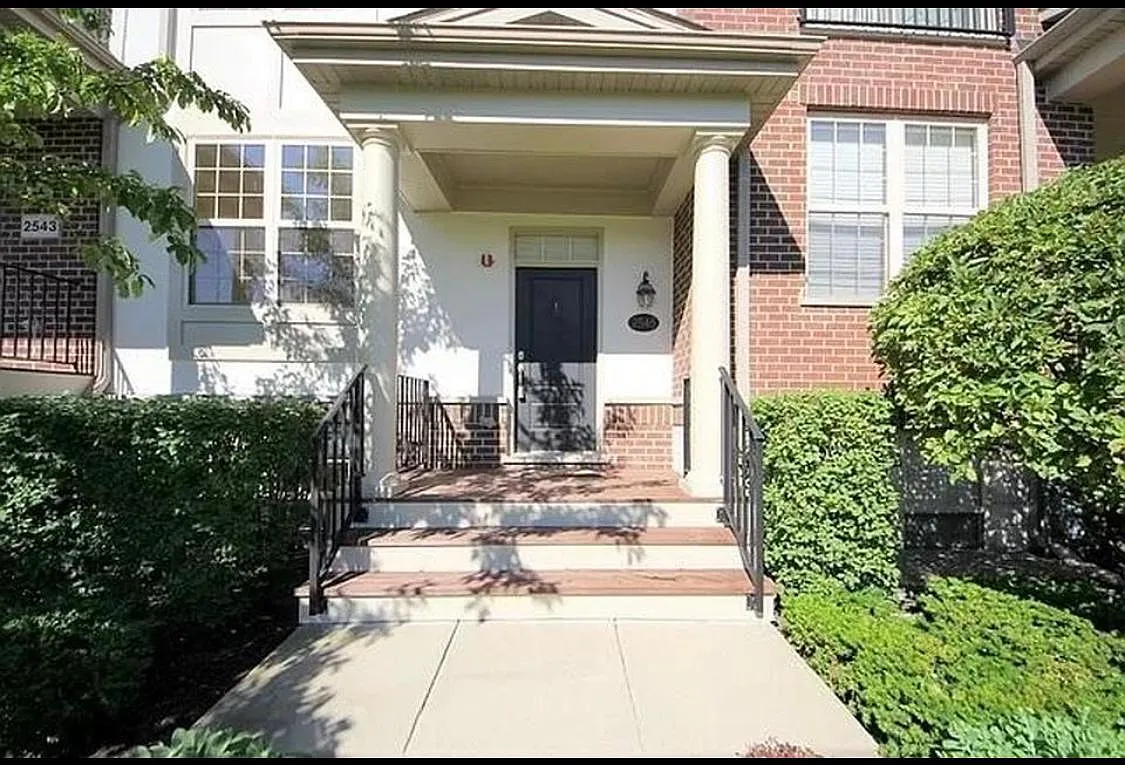 3 bed, 2.5 bath, 1640 sqft, $3,000 — Photo 1