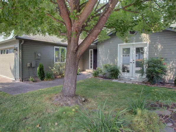 218 Christopher Way, Talent, OR 97540