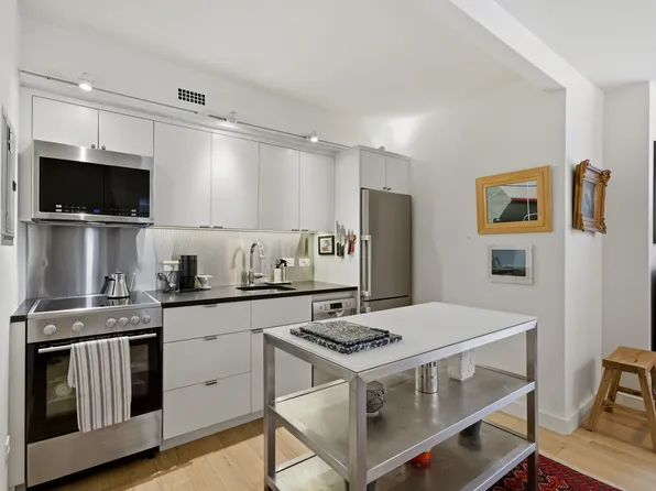 1065 Park Avenue image 3 of 7