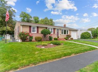 11 Red Robin Rd, Cranston, RI 02920