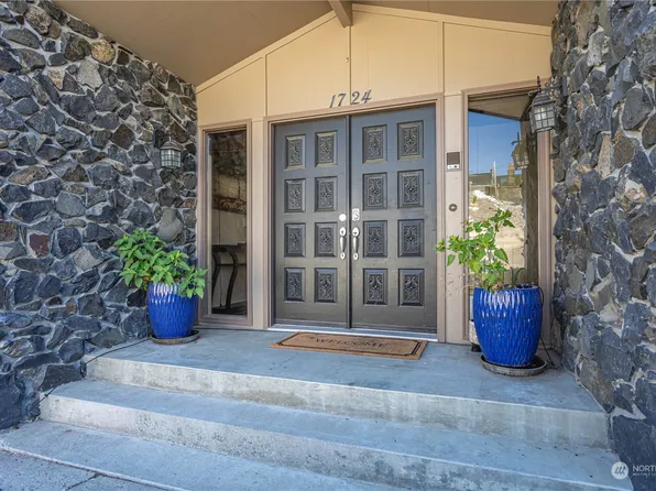 1724 10th Place NE, East Wenatchee, WA 98802