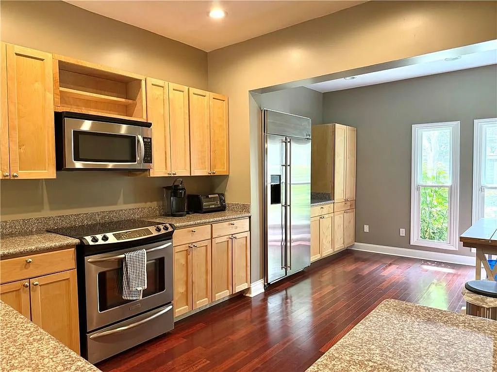 3 bed, 2.5 bath, 2070 sqft, $2,900 — Photo 3