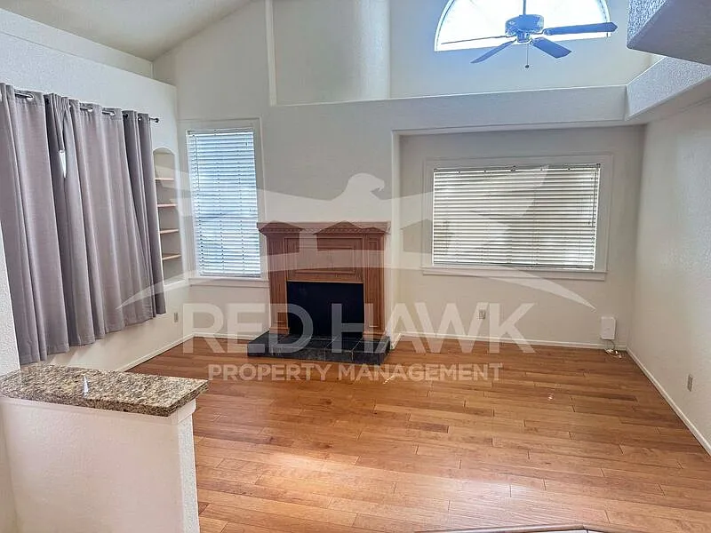 3 bed, 2.5 bath, 1720 sqft, $2,595 — Photo 4