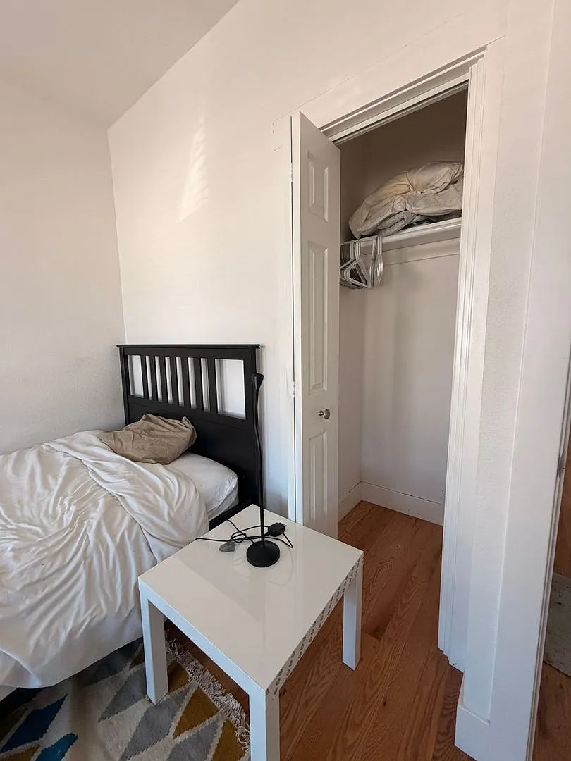 1 Room inside a 4 Bedroom Apartment — Photo 4