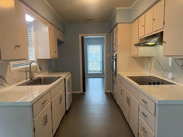 5 bed, 2.5 bath, 3005 sqft, $2,400 — Photo 2