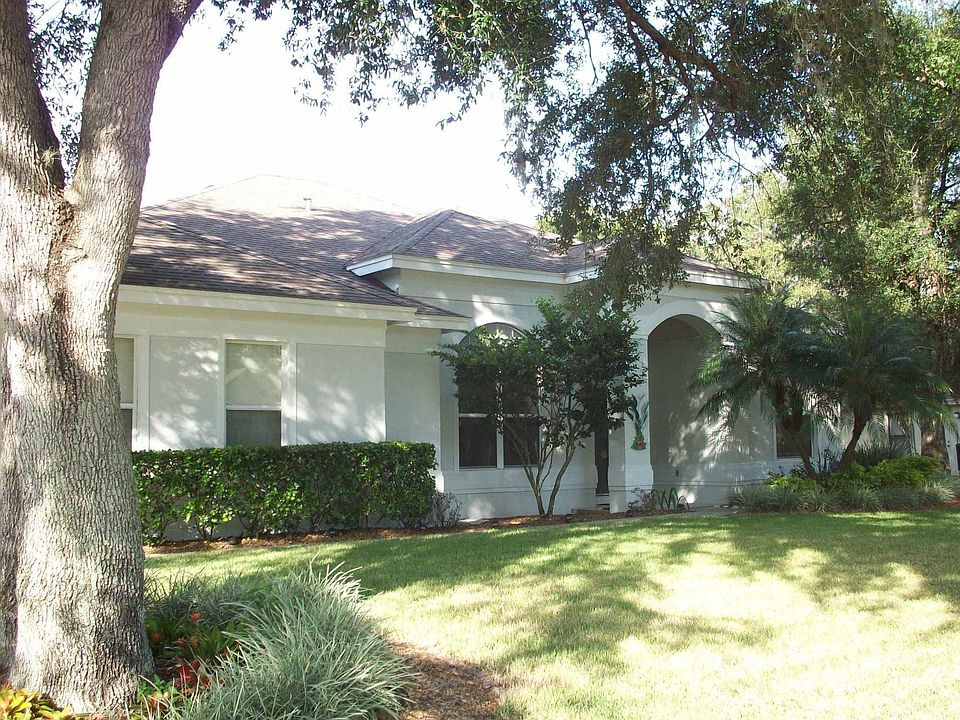 Executive treed lot with side entry 3 car garage
