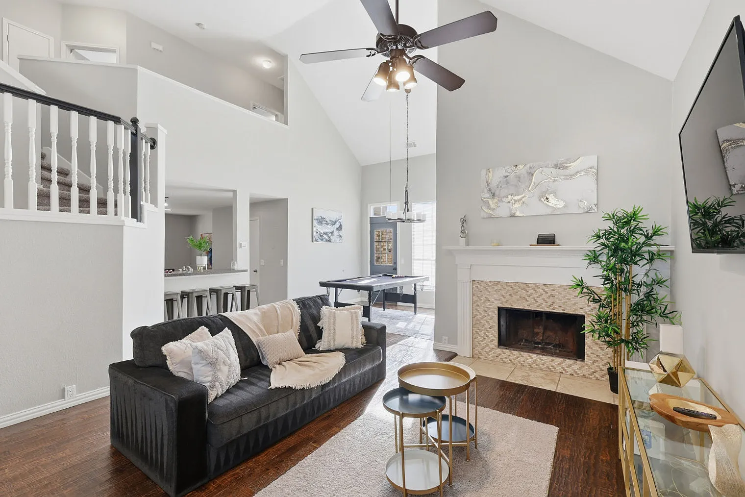 3 bed, 3.0 bath, 19288 sqft, $7,207 — Photo 1