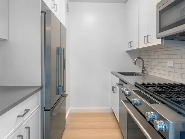 166 East 34th Street 1712 image 3 of 15