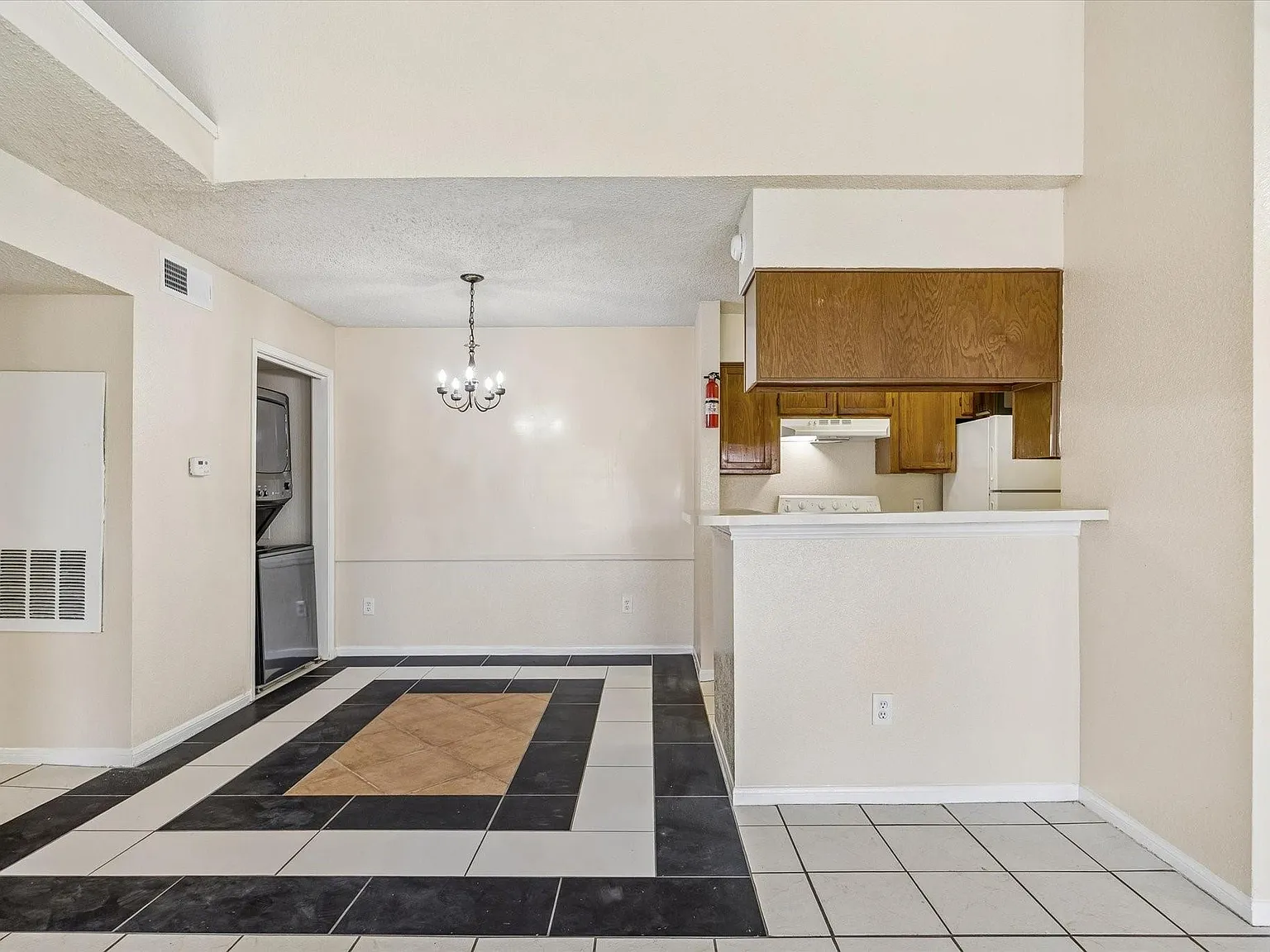 2 bed, 2.0 bath, 1083 sqft, $1,200 — Photo 3