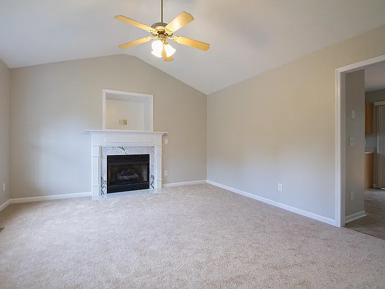 404 Foxbridge Ct — Photo 2