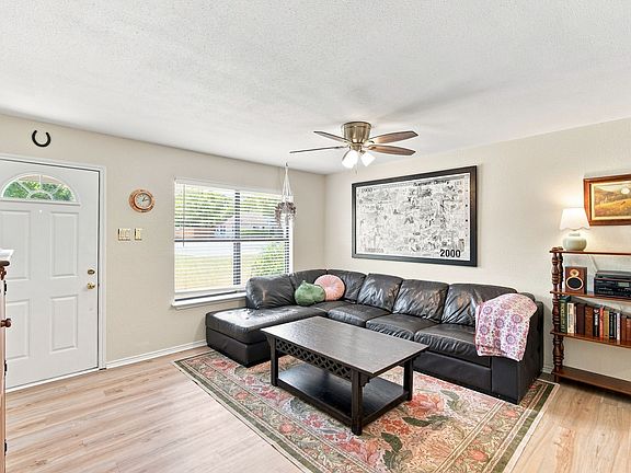 2nd image of 601 E Avenue F