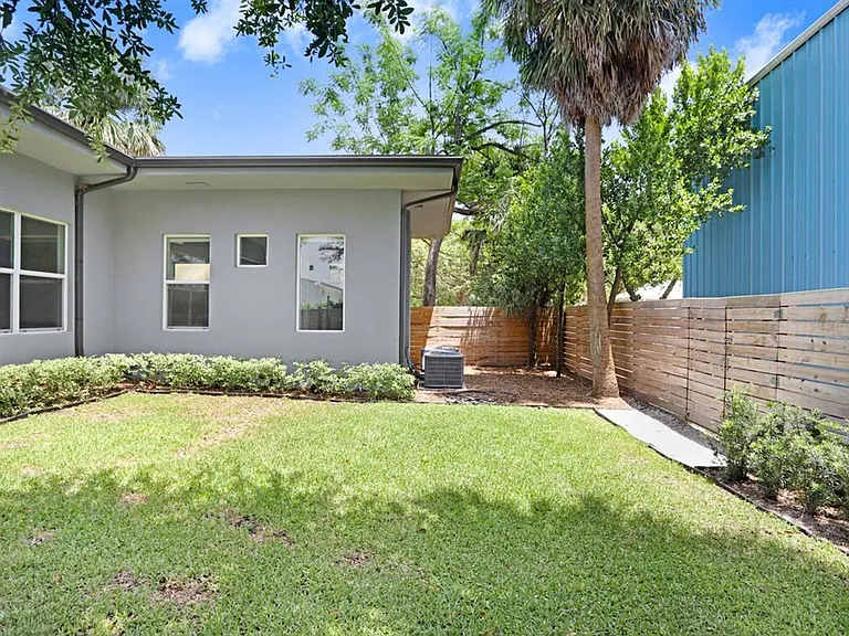 1326 W Fig St — Photo 37