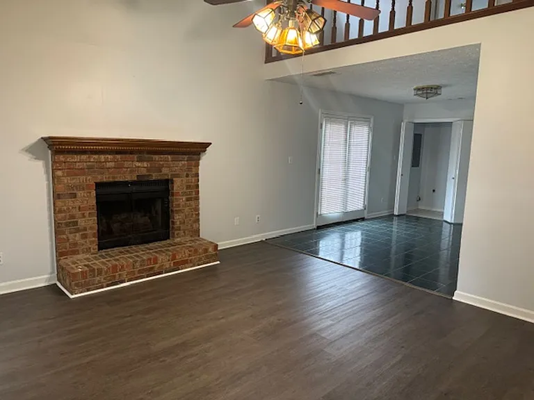 885 Park Pl NE — Photo 2