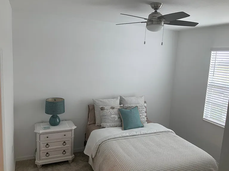 2nd bedroom with Queen bed