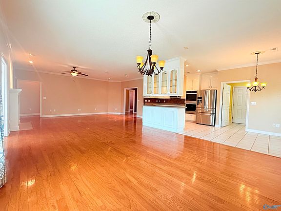 5th image of 124 Dorset Cir