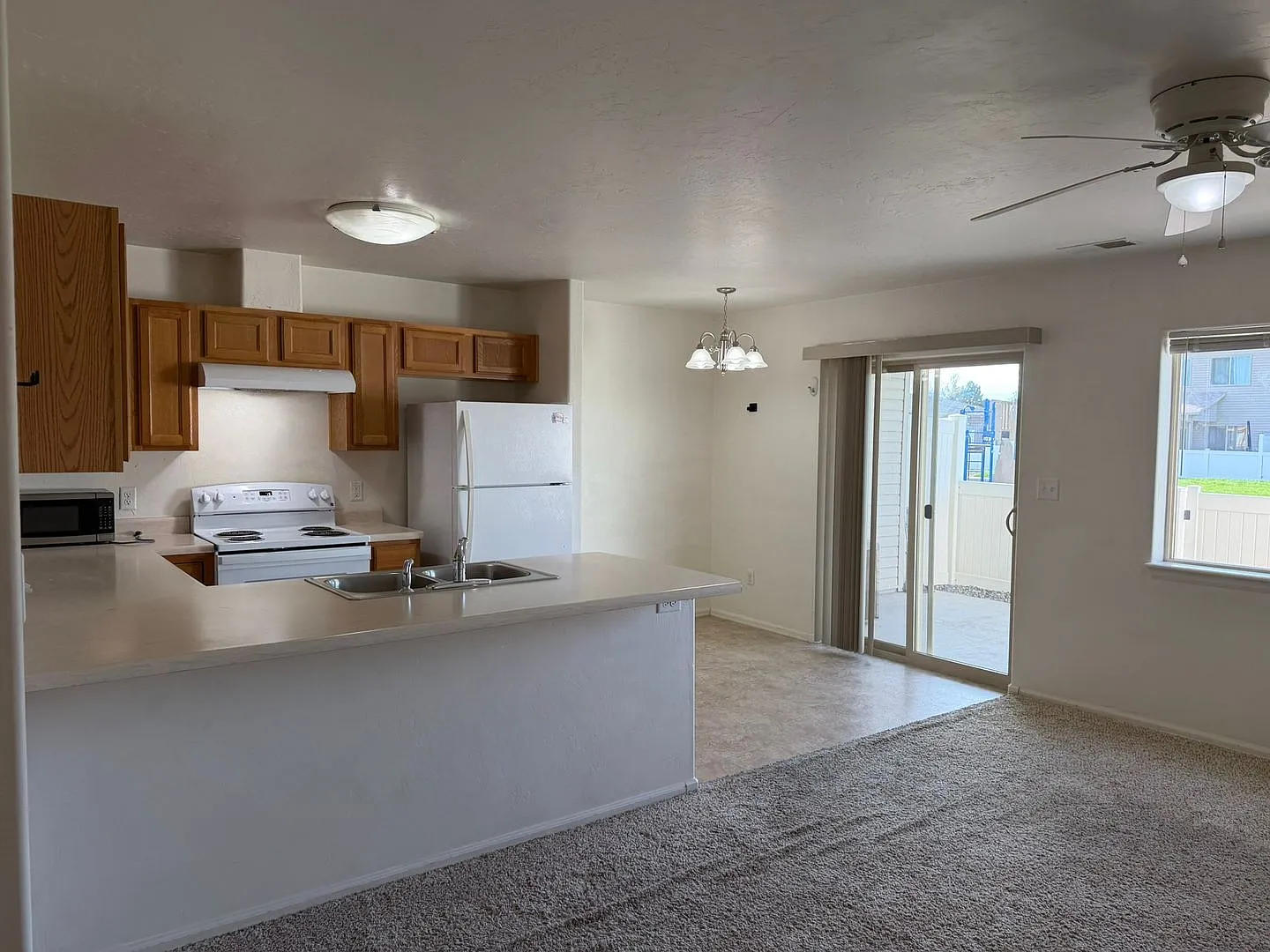 Brookwillow Loop 3Bed 2.5Bath 1Car Garage — Photo 3