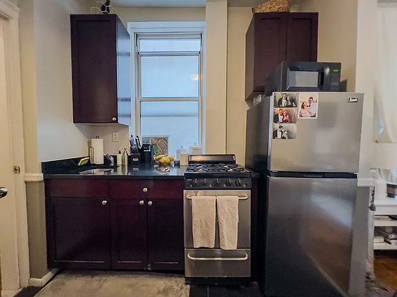 4th image of 42 Bank St APT 23