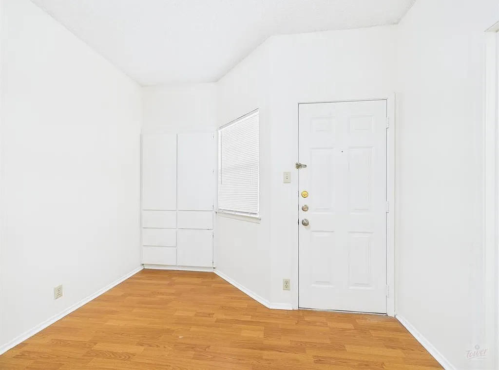 1 bed, 1.0 bath, 405 sqft, $1,000 — Photo 2