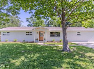 101 Colonial Dr, Ocean Springs, MS 39564