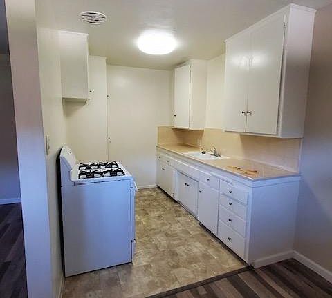 5th image of 1020 E 2nd St Unit 5