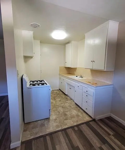 1020 E 2nd St #5 — Photo 5