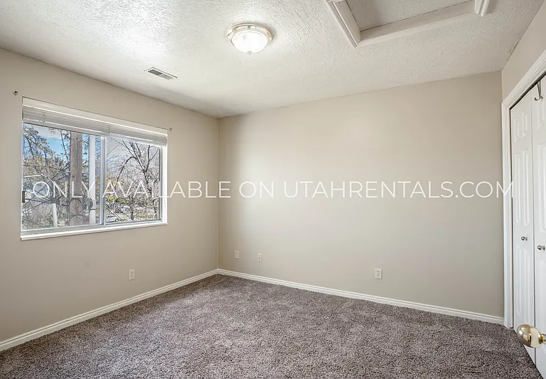 166 N 400 W #21 — Photo 13