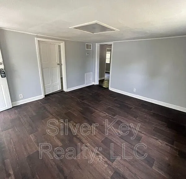 1209 Hilltop Dr NE — Photo 3