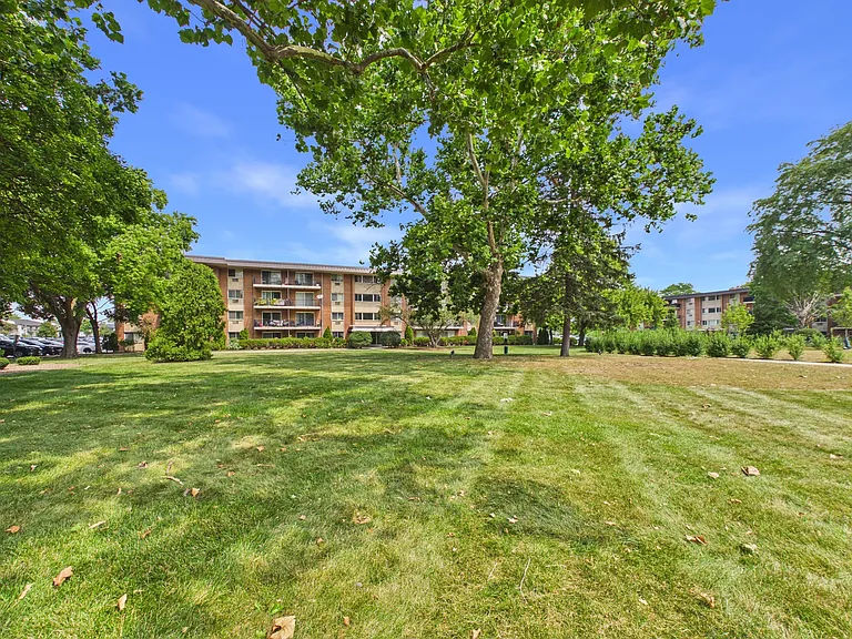 2210 S Goebbert Rd #226 — Photo 44