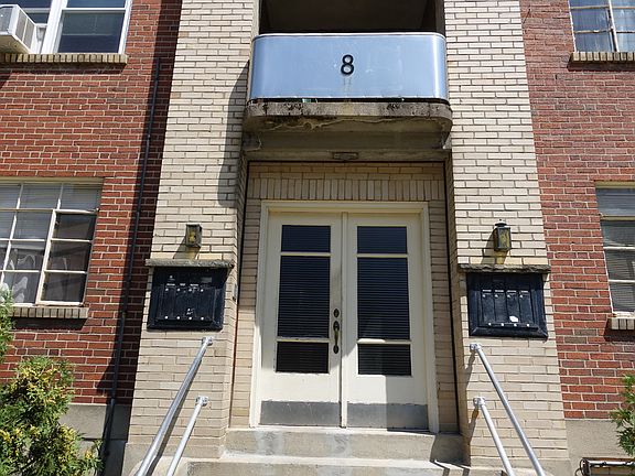 2nd image of 8 Merzen Ct #7/10