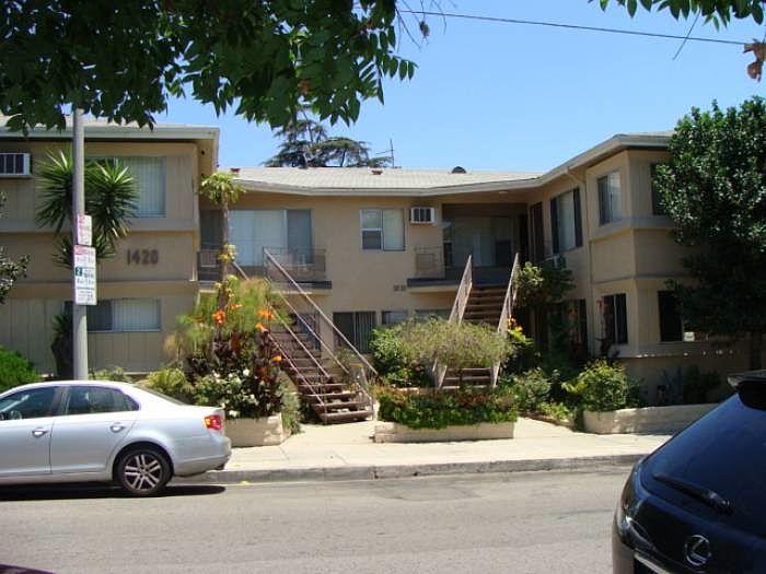 1st image of 1420 Seward St APT 3