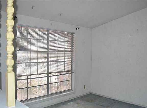 3rd image of 5741 Sherbrooke Ave