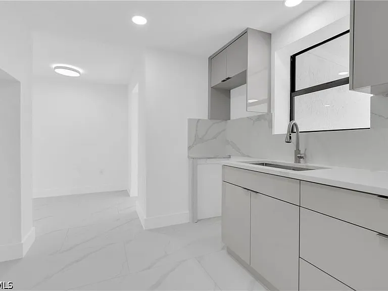 356 New York Dr — Photo 10