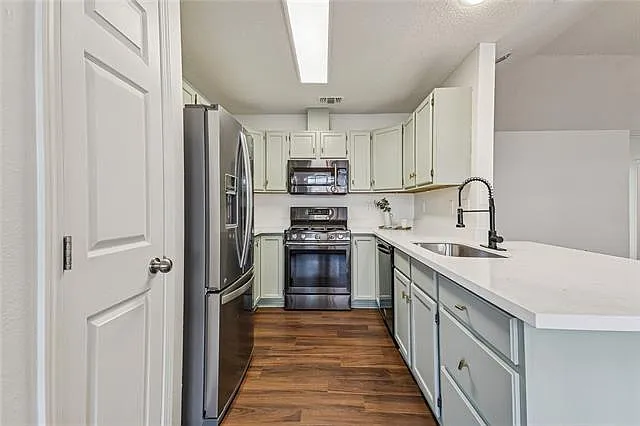 3 bed, 2.0 bath, 1560 sqft, $2,350 — Photo 4