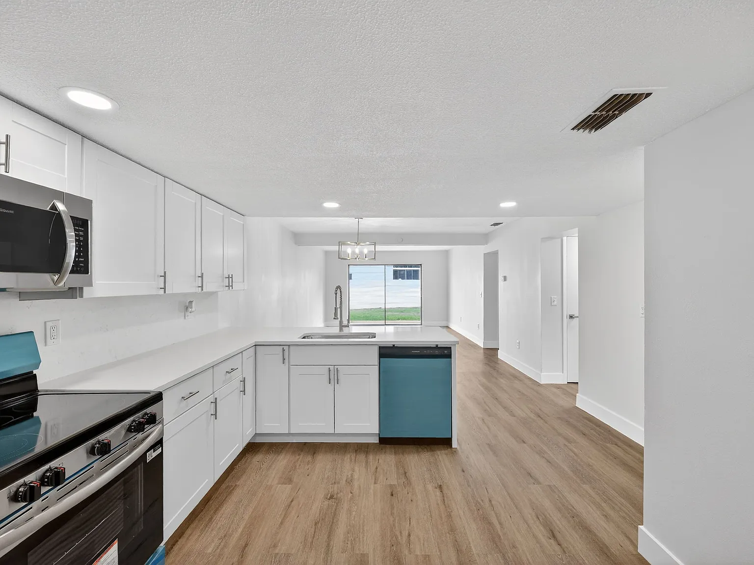 2 bed, 1072 sqft, $1,550 — Photo 2