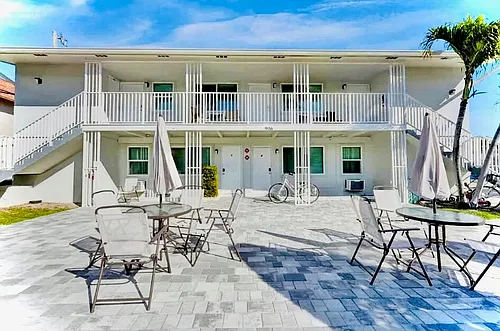 906 N Riverside Dr #1-9 Photo 1
