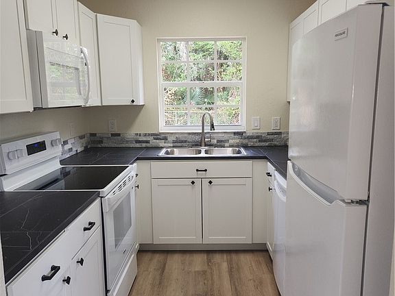 5th image of 1652 SW Harlem Cir