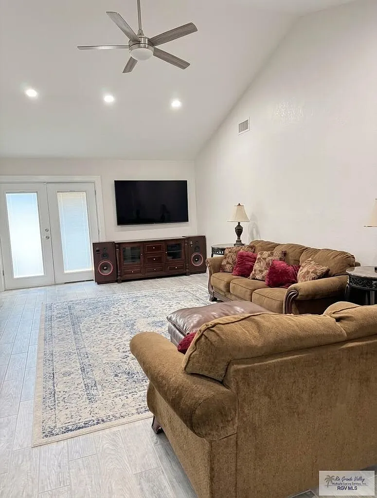 3 bed, 2.0 bath, 1479 sqft, $1,900 — Photo 3