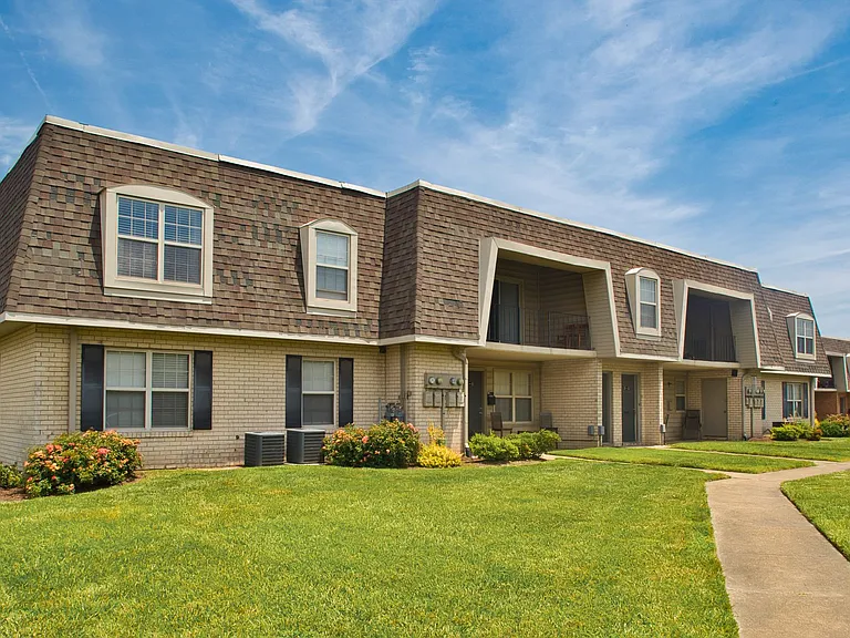 Emerald Point Apartments & Townhomes — Photo 36
