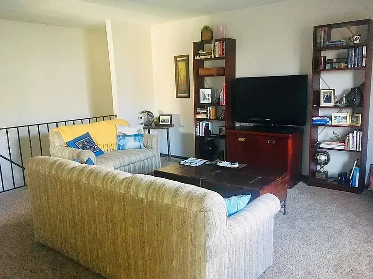 1074 Regency Dr — Photo 9