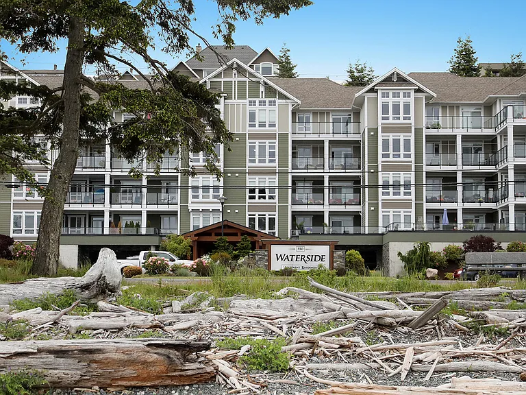 550 Island Hwy S — Photo 3