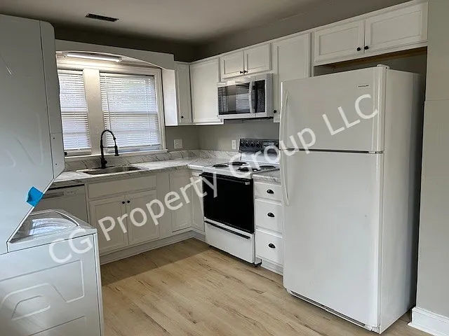 475 Virgil Ave — Photo 9