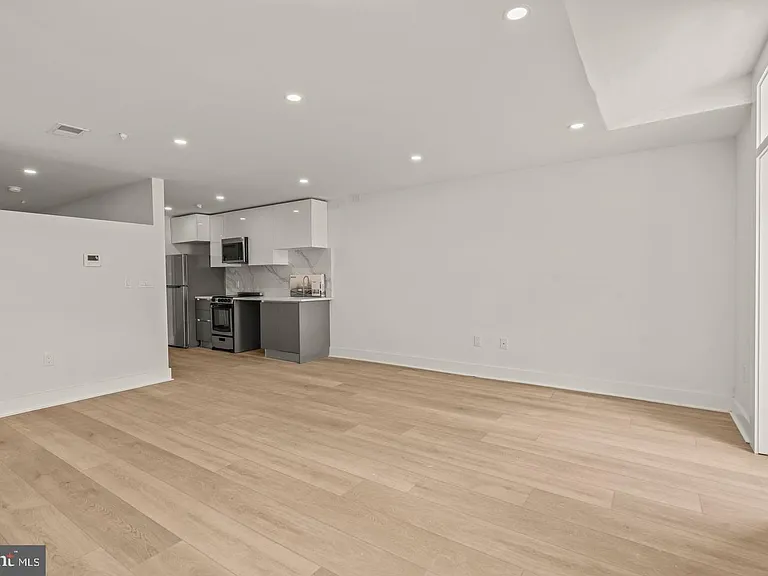 253 N 3rd St #3R — Photo 5