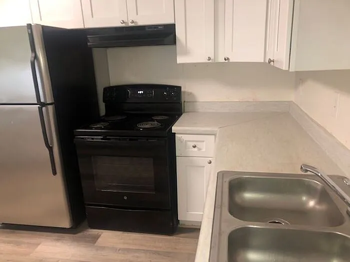 423 Edgegreen Dr — Photo 4