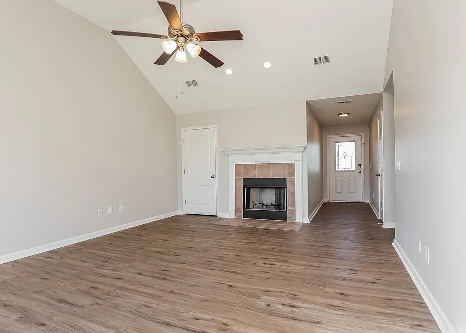 3 bed, 2.0 bath, 1108 sqft, $2,920 — Photo 4
