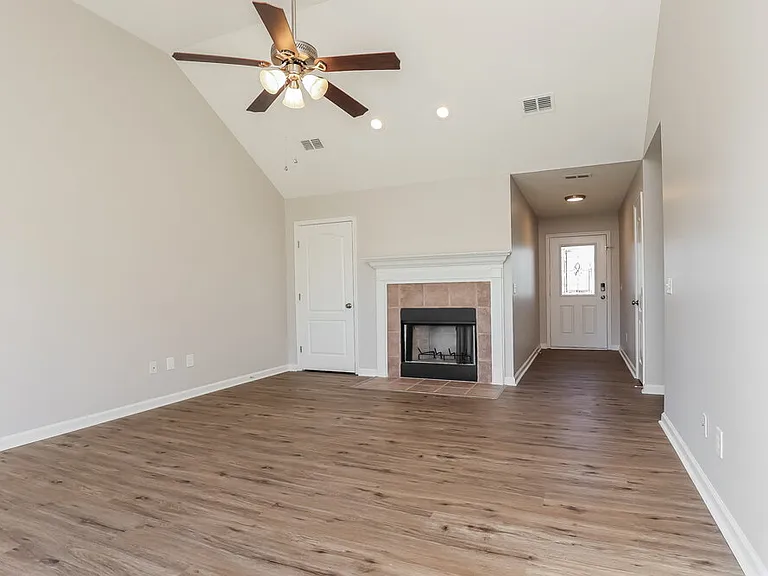 323 Buttonwood Dr — Photo 4