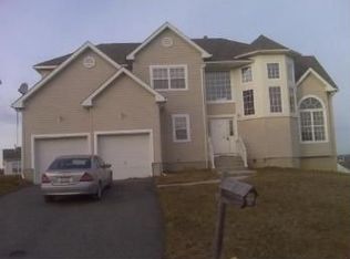 8 Wesley Ct, Newburgh, NY 12550