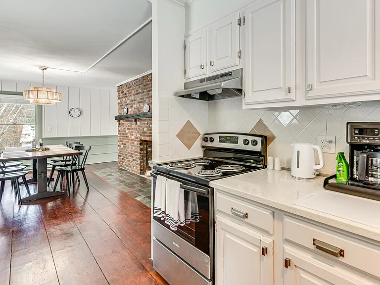 470 Maple St — Photo 12