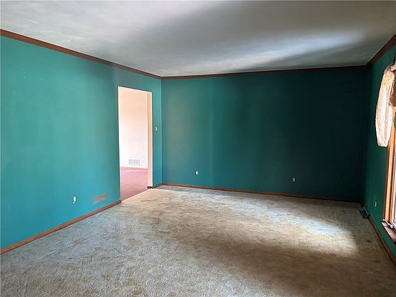 3rd image of 320 Country View Dr